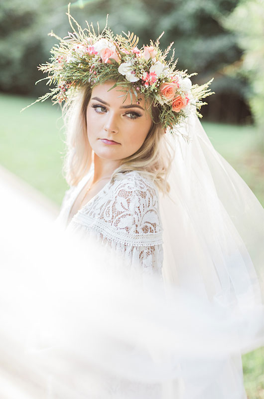 https://www.southernbride.com/wp-content/uploads/2019/02/Kitten-Bridal-Shoot-veil-and-flower-crown-details.jpg